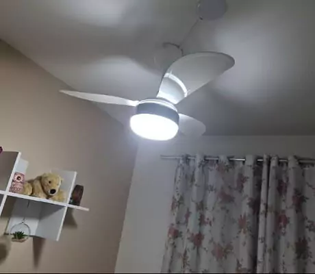 Ventisol Fênix com a lâmpada ligada e movimento desligado, instalado em quarto de criança