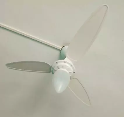 Ventisol Wind com pás brancas desligado e instalado em teto de gesso branco