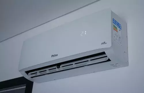 Philco PAC9000 instalado em parede branca com ventilação em funcionamento e visor ligado