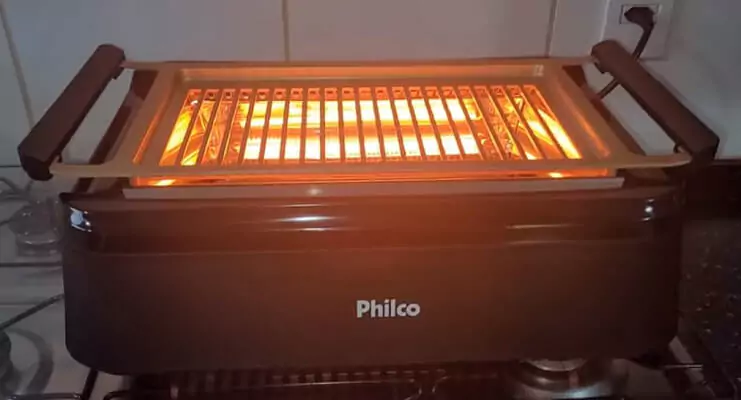 Philco Infrared apoiada em pia de cozinha com lâmpadas de infravermelho ligadas