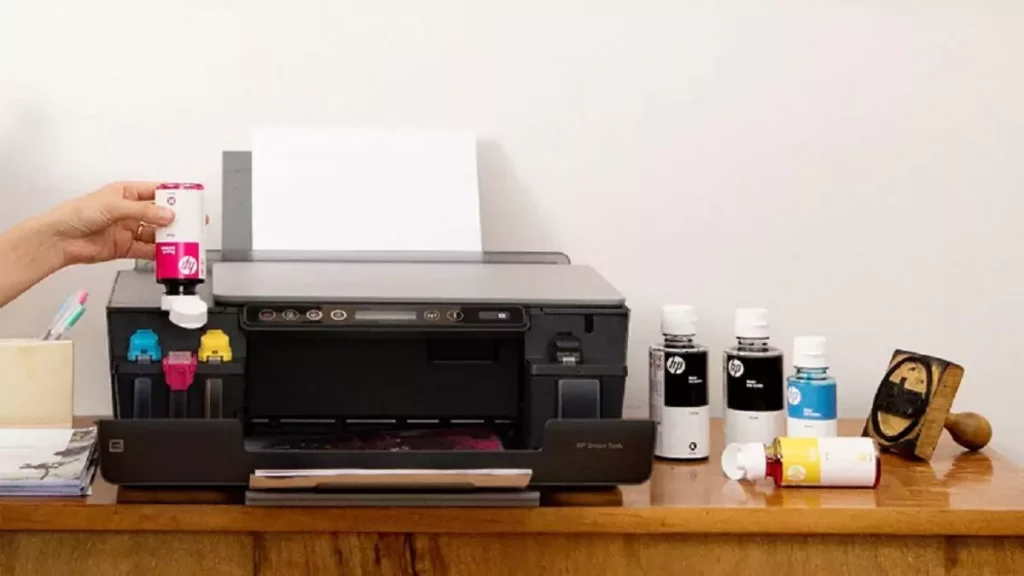 Pessoa manuseando uma impressora tanque de tinta