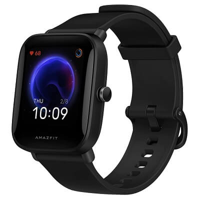 Smartwatch Amazfit Bip U preto e quadrado, com botão físico na lateral direita e mostrador de relógio na tela.