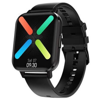 Smartwatch DTX 1 com fivela preta, caixa quadrada e preta, e tela preta projetando um X colorido com o relógio digital.