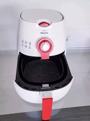 Philips Walita RI9217 apoiada em bancada de cozinha, com o cesto totalmente aberto e vazio