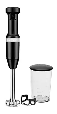 Mixer de mão KitchenAid KEB53 preto com braço em inox e copo de mistura ao lado.