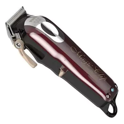 Máquina de cortar cabelo profissional Wahl Magic Clip, com frente vermelha e detalhes cromados, traseira preta e alavanca dourada.