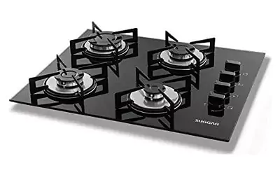 Cooktop 4 bocas Suggar FG4004 com mesa de vidro preto, apoios dos queimadores cinzas, trempes de quatro pontas e manípulos pretos.