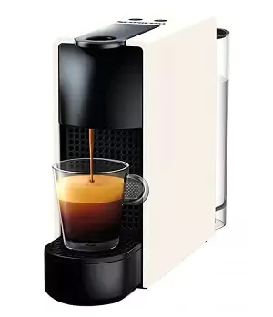 Cafeteira de cápsula Nespresso Essenza Mini, de formato retangular com laterais brancas e frente preta, com xícara apoiada.