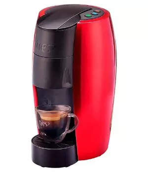 Cafeteira de cápsula TRES LOV, com laterais em vermelho metalizado, painel superior com botões e xícara apoiada.