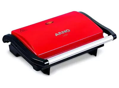 Sanduicheira grill Arno Duo, com frente e laterais em vermelho, com alça grande a frente e abertura em 180°.