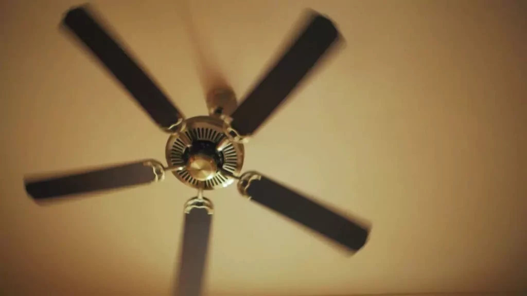 Imagem destaque do post sobre como funciona o ventilador de teto: Ventilador com pás de madeira em funcionamento