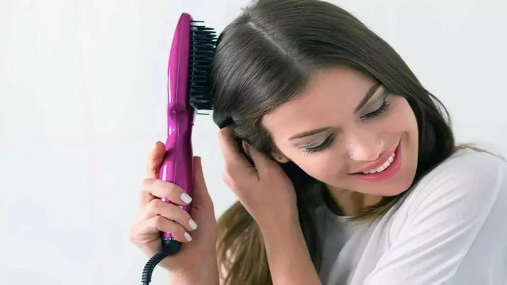 Abertura do post sobre como funciona a escova alisadora: Mulher alisando o cabelo com escova alisadora