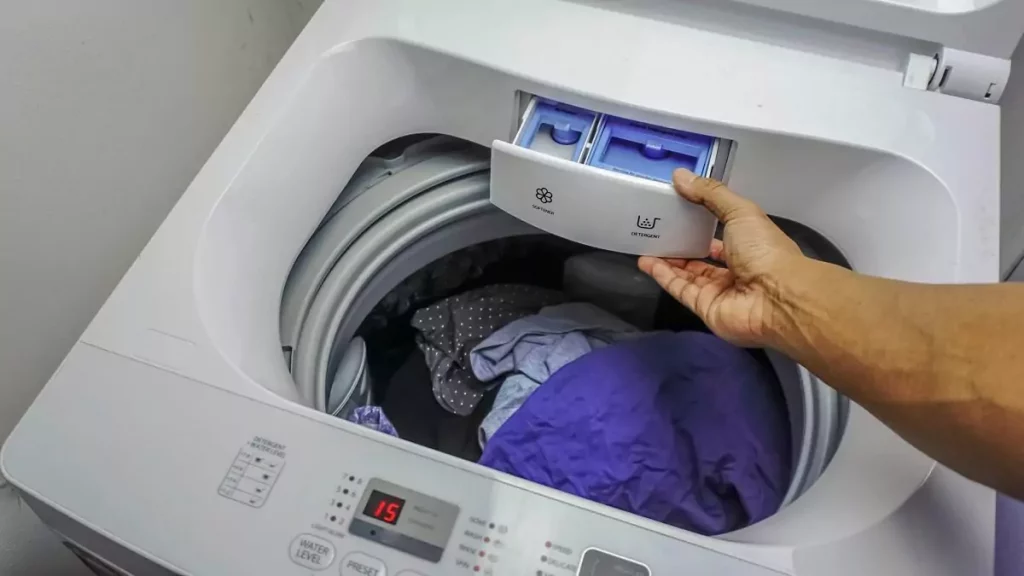 Abertura do post sobre como lavar roupa na máquina: Abrindo dispenser de lavadora branca