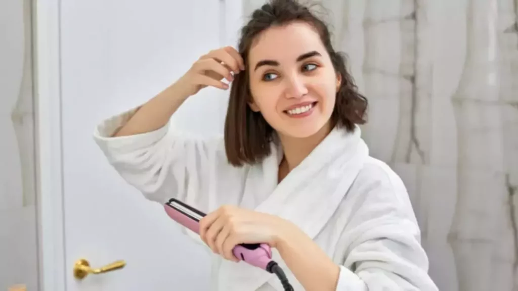 Abertura do post sobre como escolher chapinha: Mulher utilizando prancha após o banho