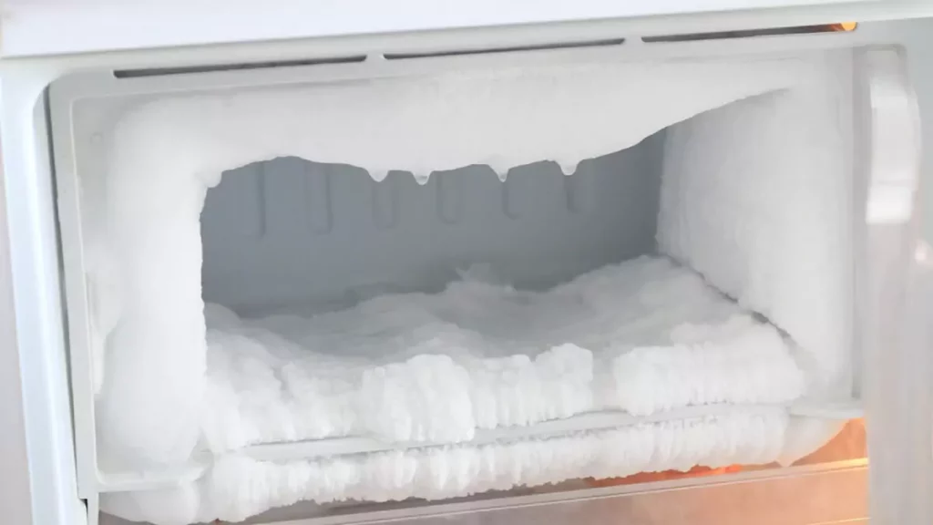 Abertura do post sobre o que é frost free: Freezer com gelo nas paredes