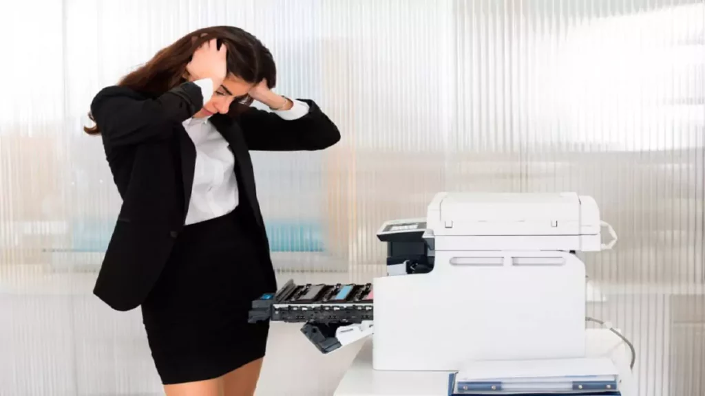 Abertura do post sobre porque a impressora não imprime: Mulher nervosa com impressora com defeito