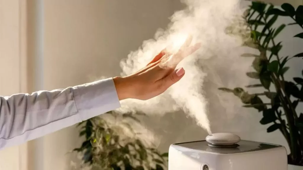 Abertura do post sobre benefícios do umidificador de ar: Homem com a mão sobre a névoa de umidificador