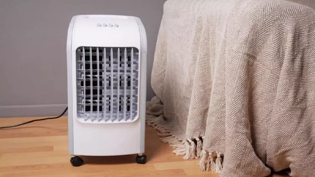 Abertura do post sobre como funciona o Climatizador de Ar: Climatizador pequeno e branco ao lado de cama