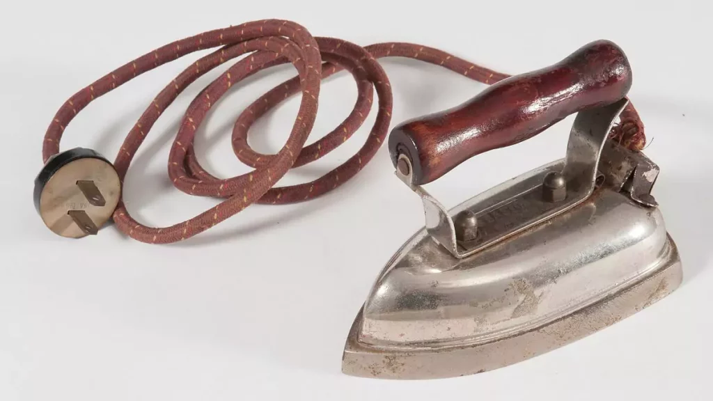 Abertura do post sobre quem inventou o ferro de passar: Primeiro modelo de ferro elétrico