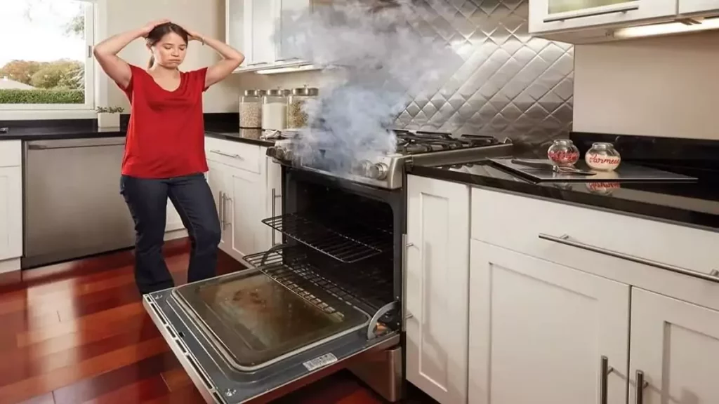 Abertura do post sobre porque o fogão não funciona: Mulher nervosa ao lado de fogão saindo fumaça
