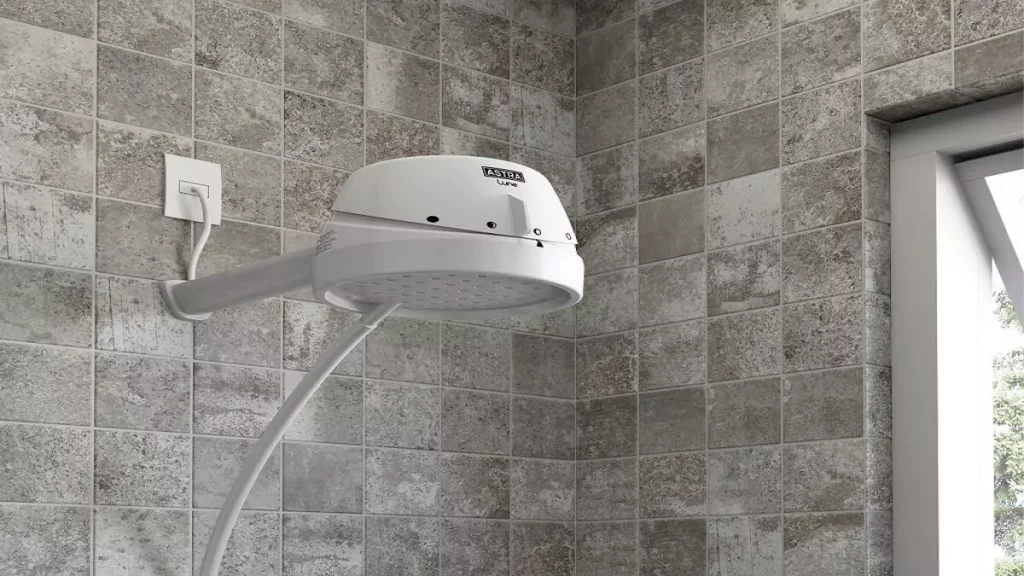 Abertura do post sobre como escolher chuveiro elétrico: Ducha elétrica branca na parede